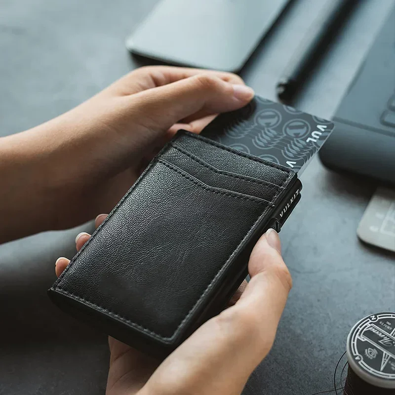 Portafoglio minimalista da uom - Card Top Loader recensione e prezzo